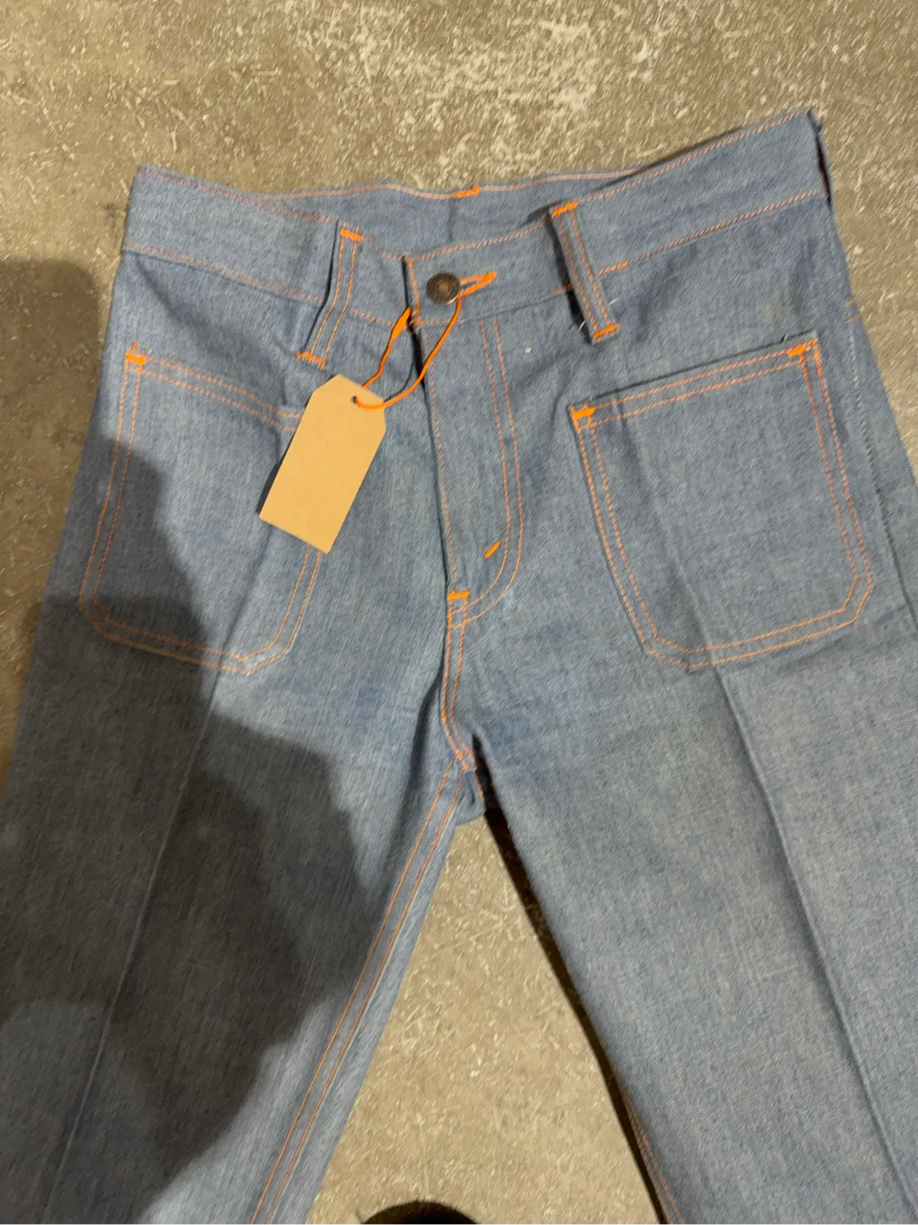 Jean évasé bleu clair avec surpiqûres orange contrastantes et poches plaquées, neuf avec étiquettes. BIG E LEVIS 4