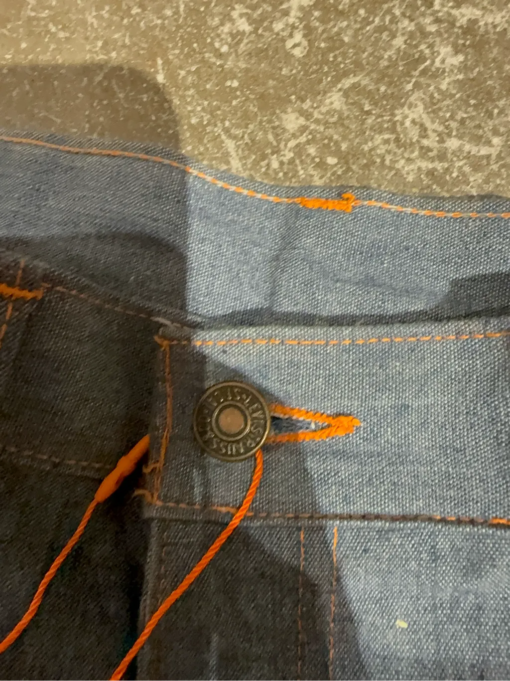 Jean évasé bleu clair avec surpiqûres orange contrastantes et poches plaquées, neuf avec étiquettes. BIG E LEVIS 5