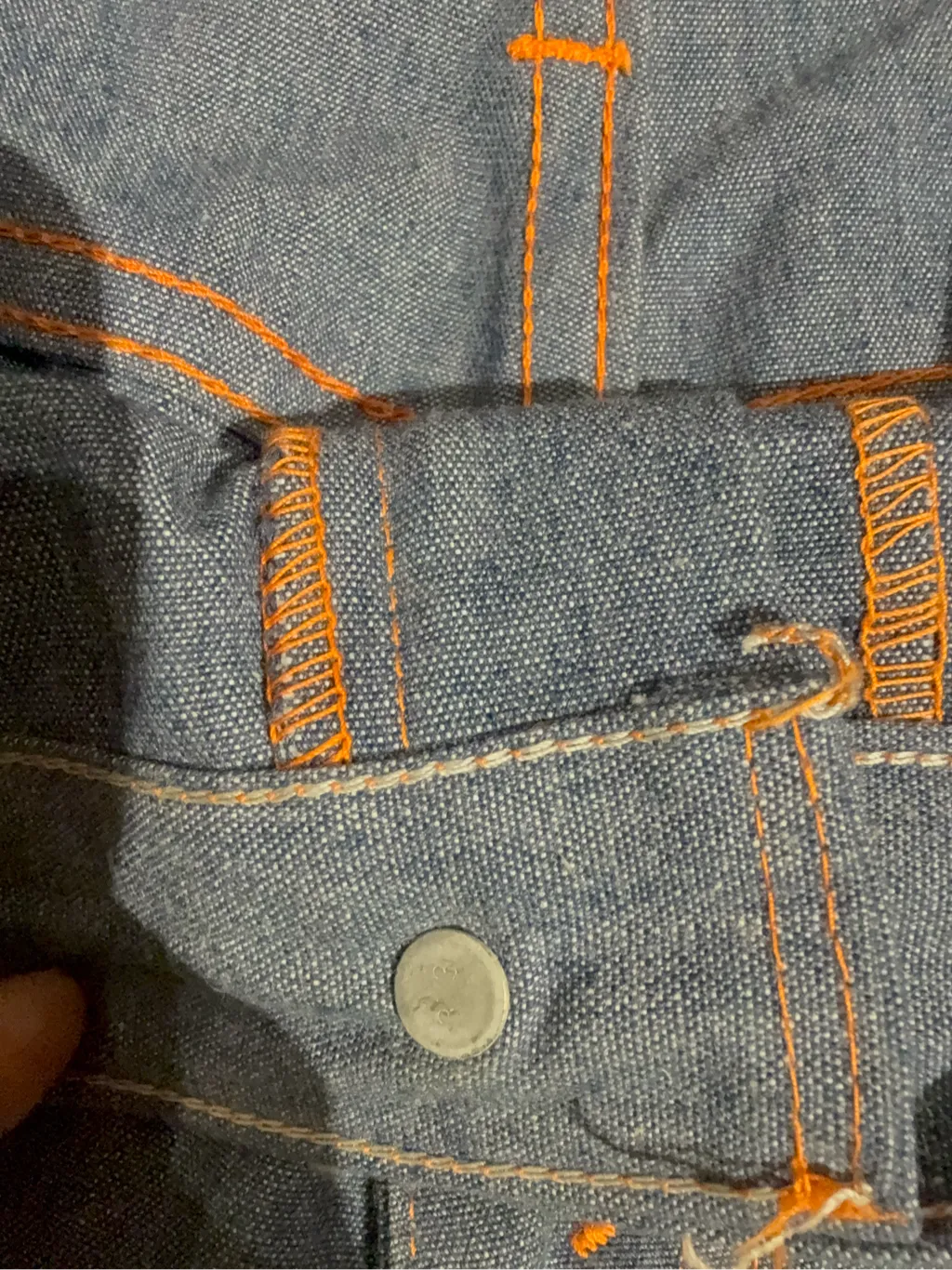 Jean évasé bleu clair avec surpiqûres orange contrastantes et poches plaquées, neuf avec étiquettes. BIG E LEVIS 6