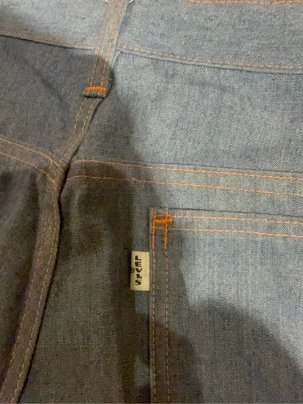 Jean évasé bleu clair avec surpiqûres orange contrastantes et poches plaquées, neuf avec étiquettes. BIG E LEVIS 7