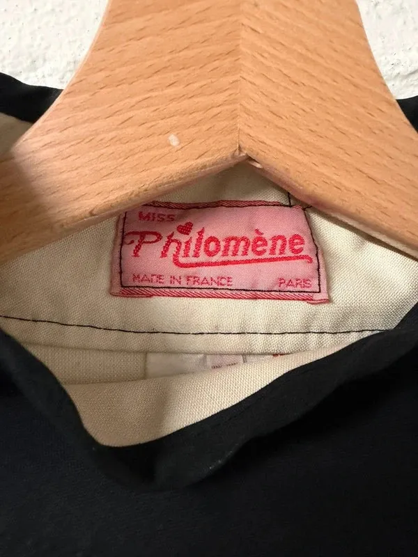 Trench bleu marine Philomène taille L
Très bon état
Style un peu ciré 4