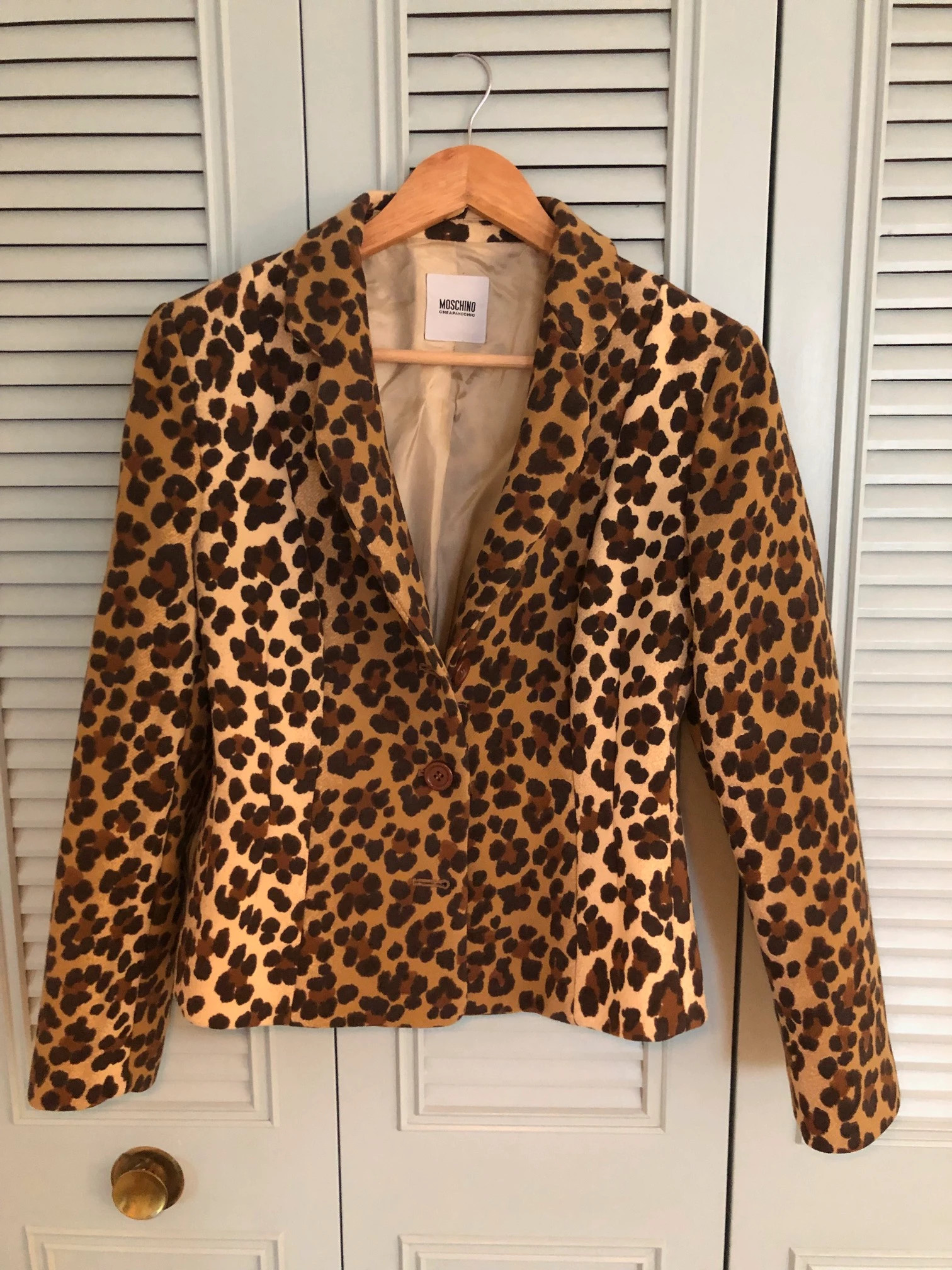 Veste courte léopard. Dynamise un jean avec un tee shirt. Taille L mais convient à un 42, un peu grande pour une taille 40.