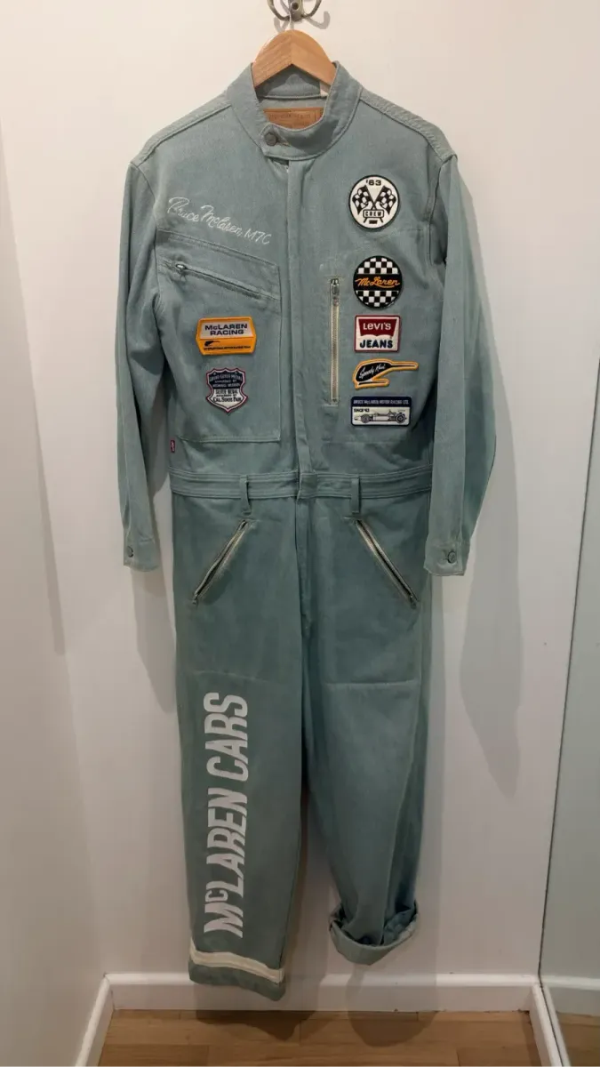 Combinaison-pantalon en denim Levi's vintage bleu clair avec de nombreux patchs de course et des inscriptions McLaren.