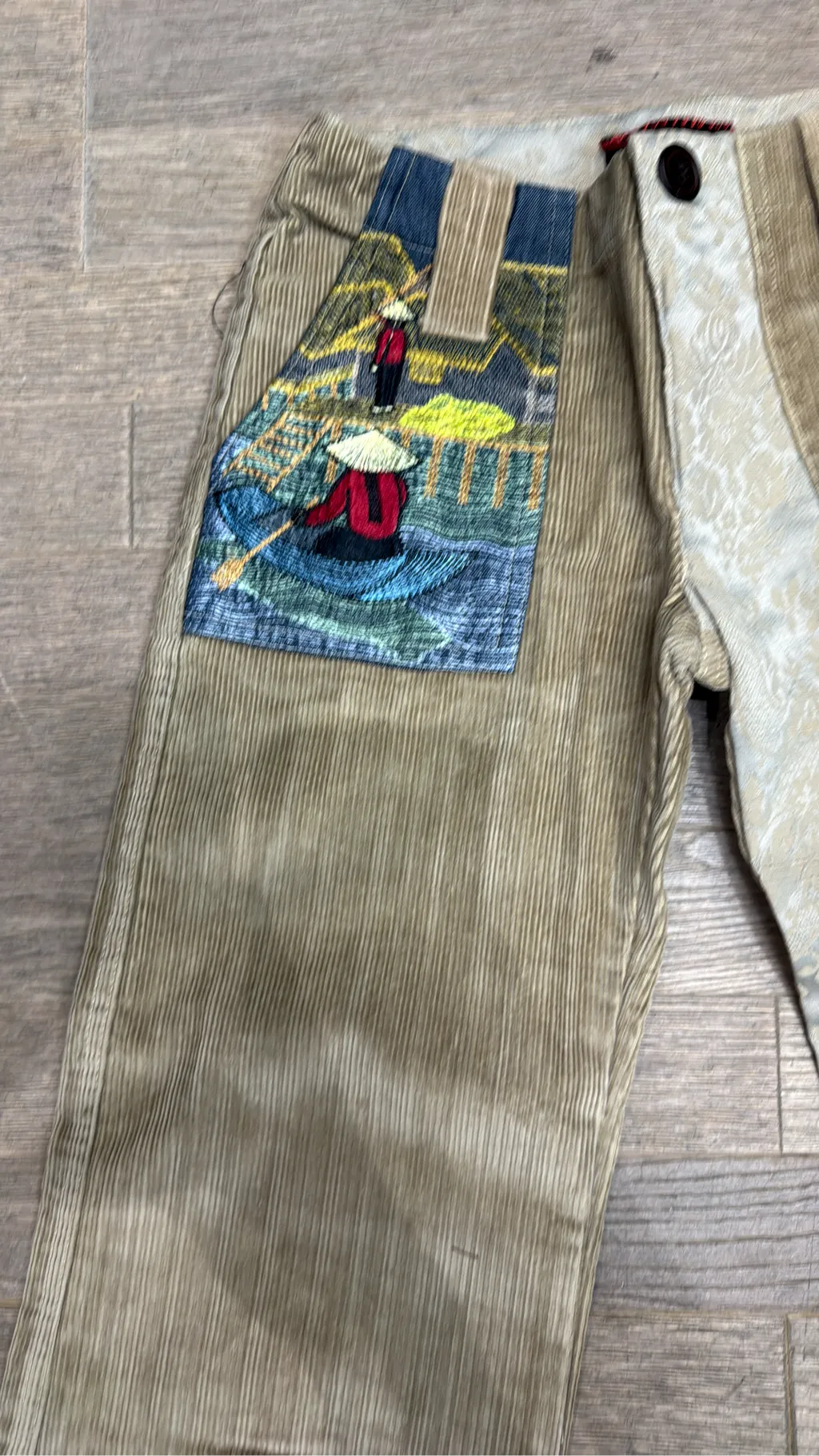 Pantalon évasé Olibo Vintage bicolore en velours côtelé beige et tissu jacquard crème avec une broderie sur la cuisse. 2