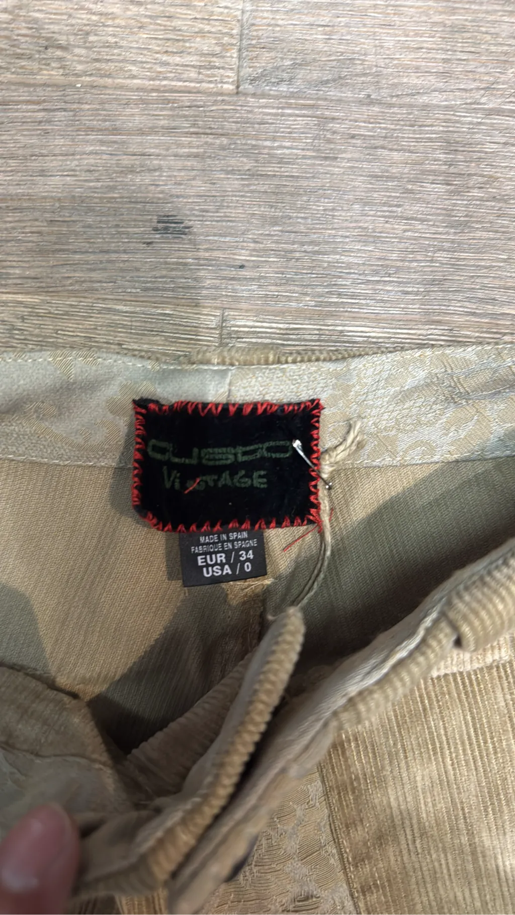 Pantalon évasé Olibo Vintage bicolore en velours côtelé beige et tissu jacquard crème avec une broderie sur la cuisse. 3