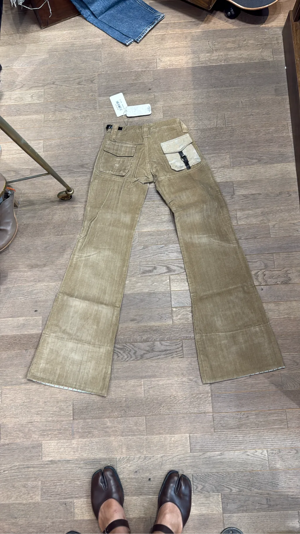 Pantalon évasé Olibo Vintage bicolore en velours côtelé beige et tissu jacquard crème avec une broderie sur la cuisse. 6