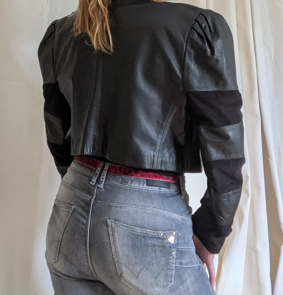 Vintage leather jacket, a timeless piece. Very good condition. Size L (40). 5