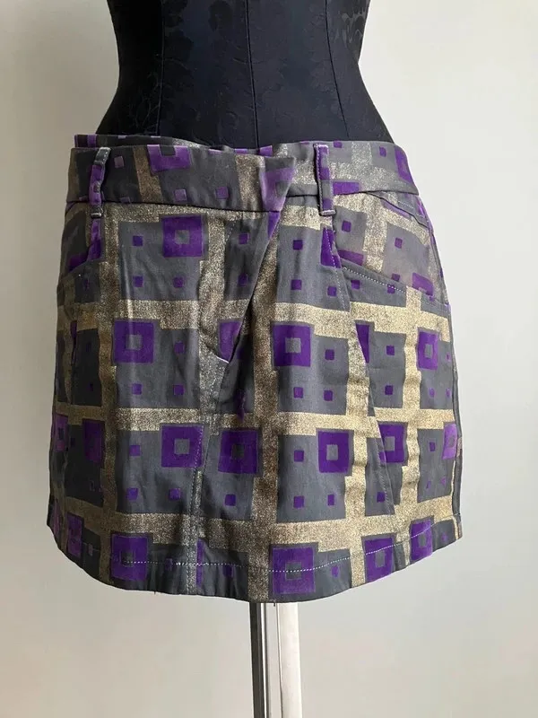 Custo Barcelona mini skirt in multicolour, with the brand's signature graphic, colourful style. Very good condition. Size M (38). 1