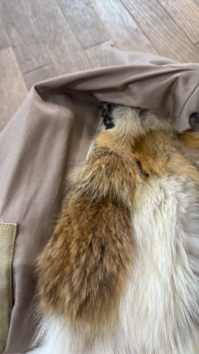 Parka Galliano beige avec doublure en fourrure naturelle renard amovible et détails de poches cargo imprimées. 6
