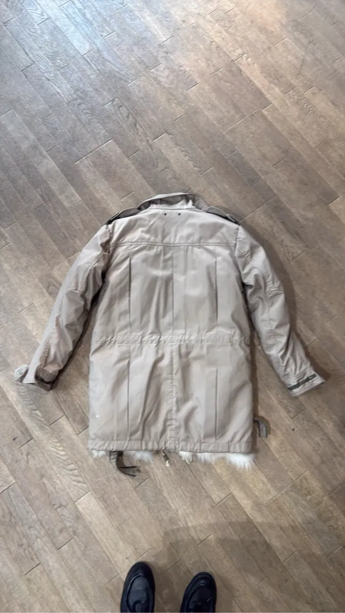 Parka Galliano beige avec doublure en fourrure naturelle renard amovible et détails de poches cargo imprimées. 10