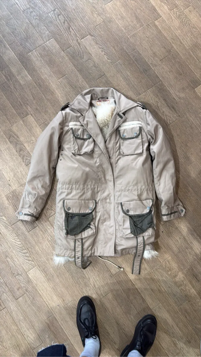 Parka Galliano beige avec doublure en fourrure naturelle renard amovible et détails de poches cargo imprimées. 9