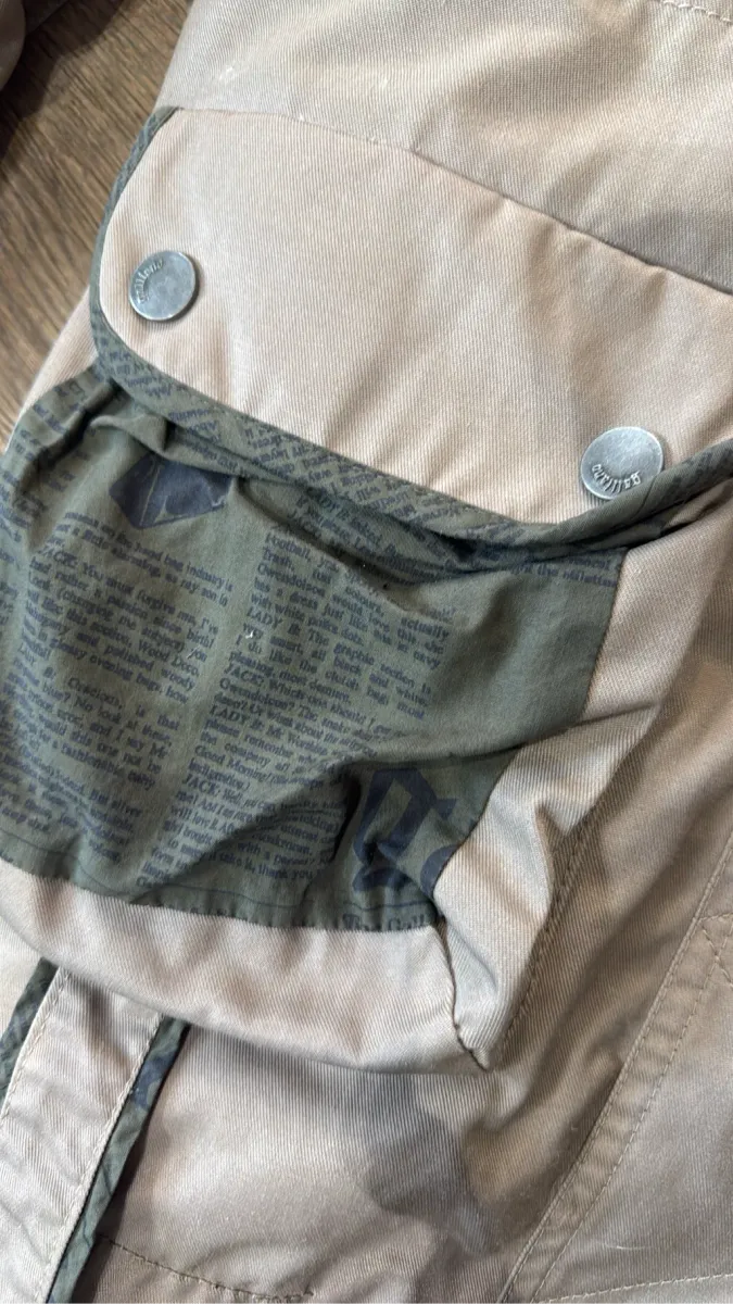 Parka Galliano beige avec doublure en fourrure naturelle renard amovible et détails de poches cargo imprimées. 2
