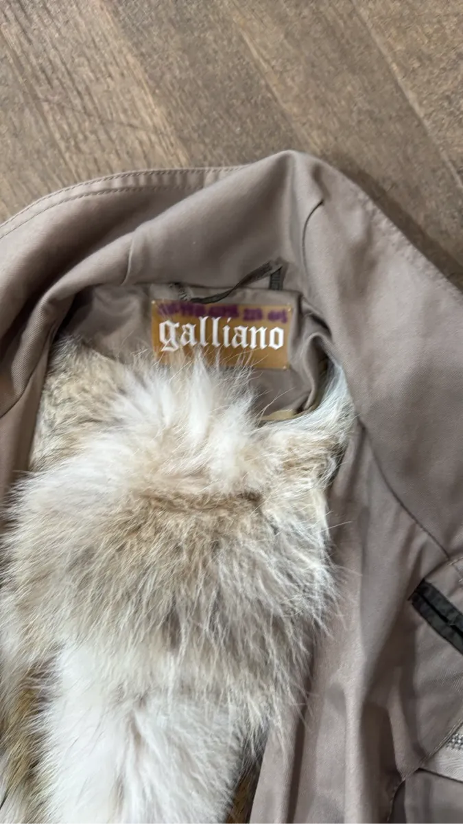 Parka Galliano beige avec doublure en fourrure naturelle renard amovible et détails de poches cargo imprimées. 5