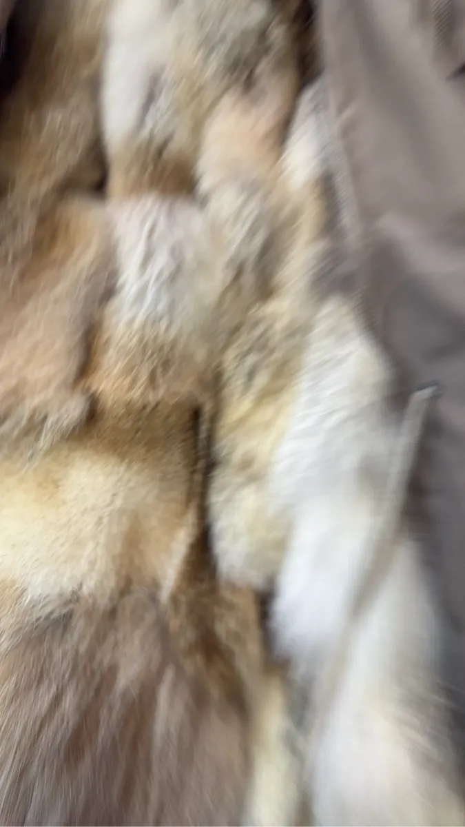 Parka Galliano beige avec doublure en fourrure naturelle renard amovible et détails de poches cargo imprimées. 4