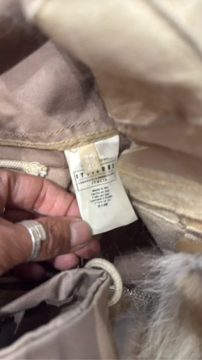 Parka Galliano beige avec doublure en fourrure naturelle renard amovible et détails de poches cargo imprimées. 7