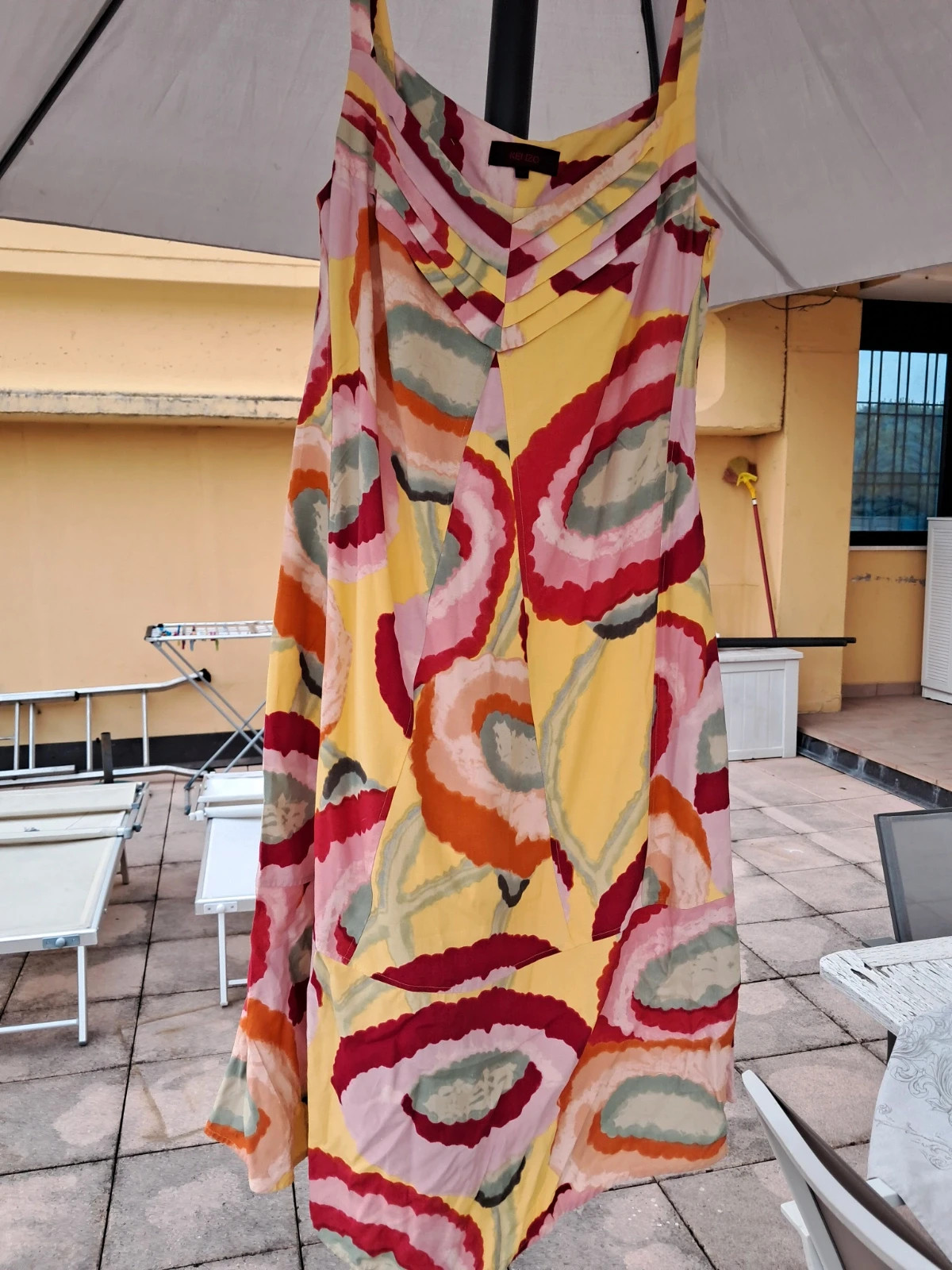 Vestito con spalline e plisse ' sul petto che scende svasato rifinito con ottime cuciture,svasato e plisse'anche sul dietro,con due tasche e cerniera laterale