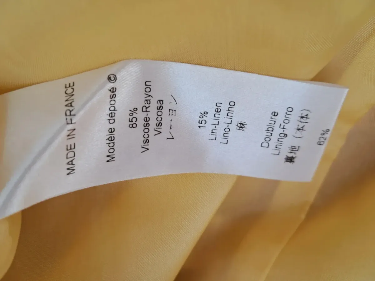 Dress with straps and pleating on the chest, flaring out with excellent seams; flared and pleated at the back too, with two pockets and a side zip 18