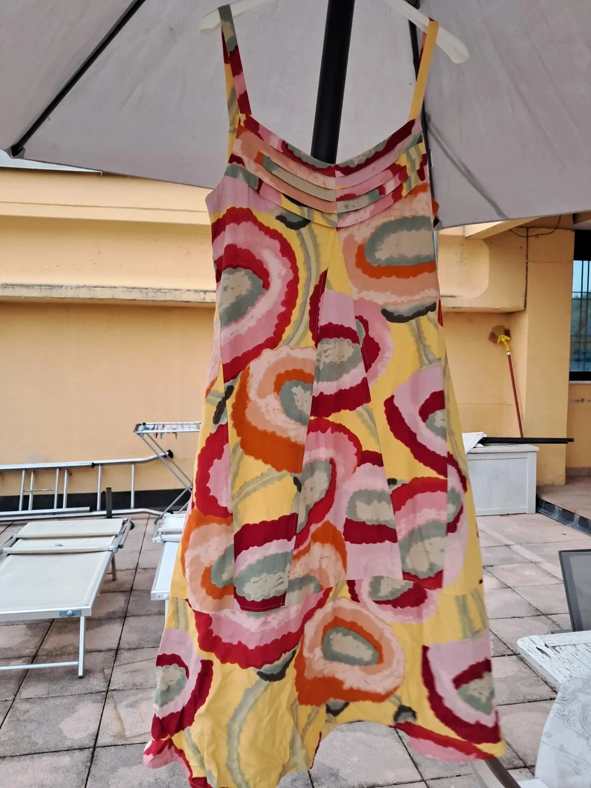 Dress with straps and pleating on the chest, flaring out with excellent seams; flared and pleated at the back too, with two pockets and a side zip 5