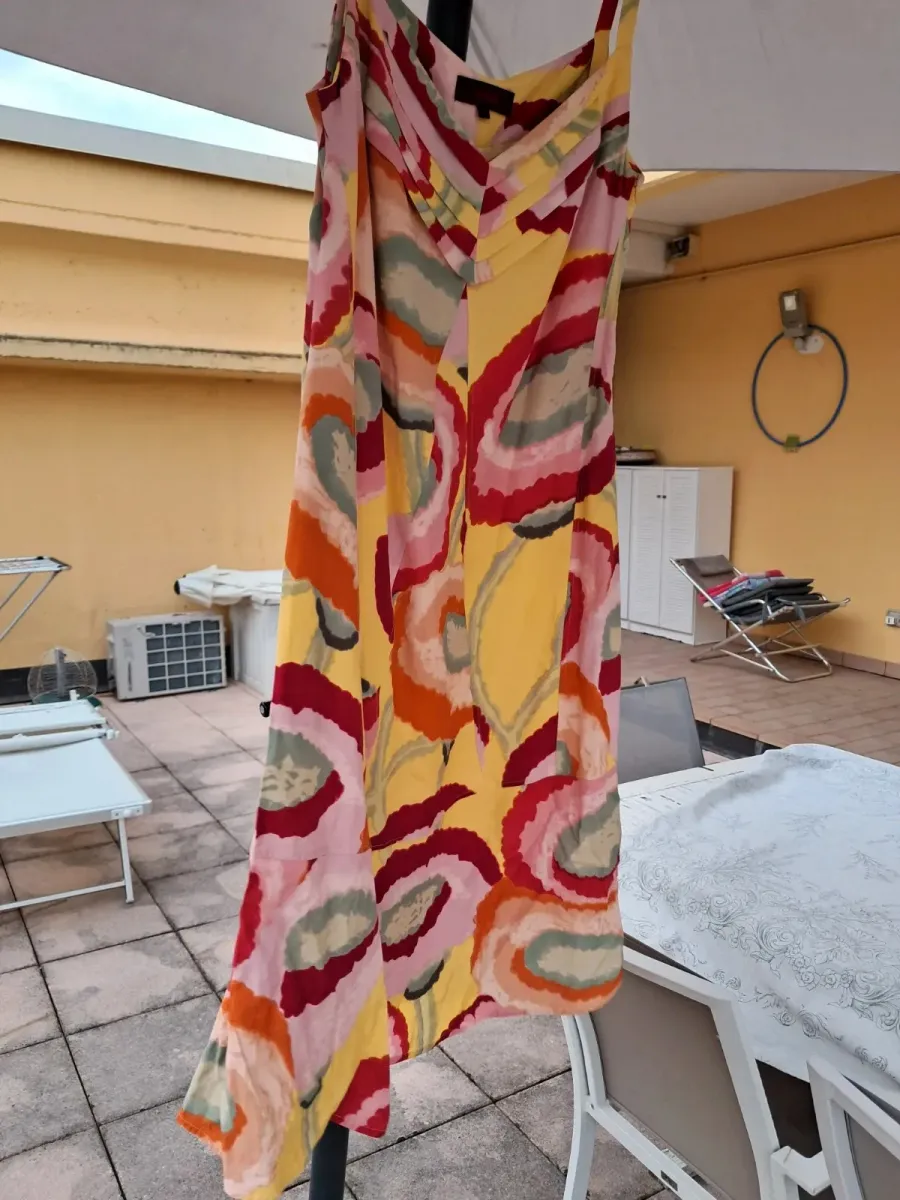 Dress with straps and pleating on the chest, flaring out with excellent seams; flared and pleated at the back too, with two pockets and a side zip 4