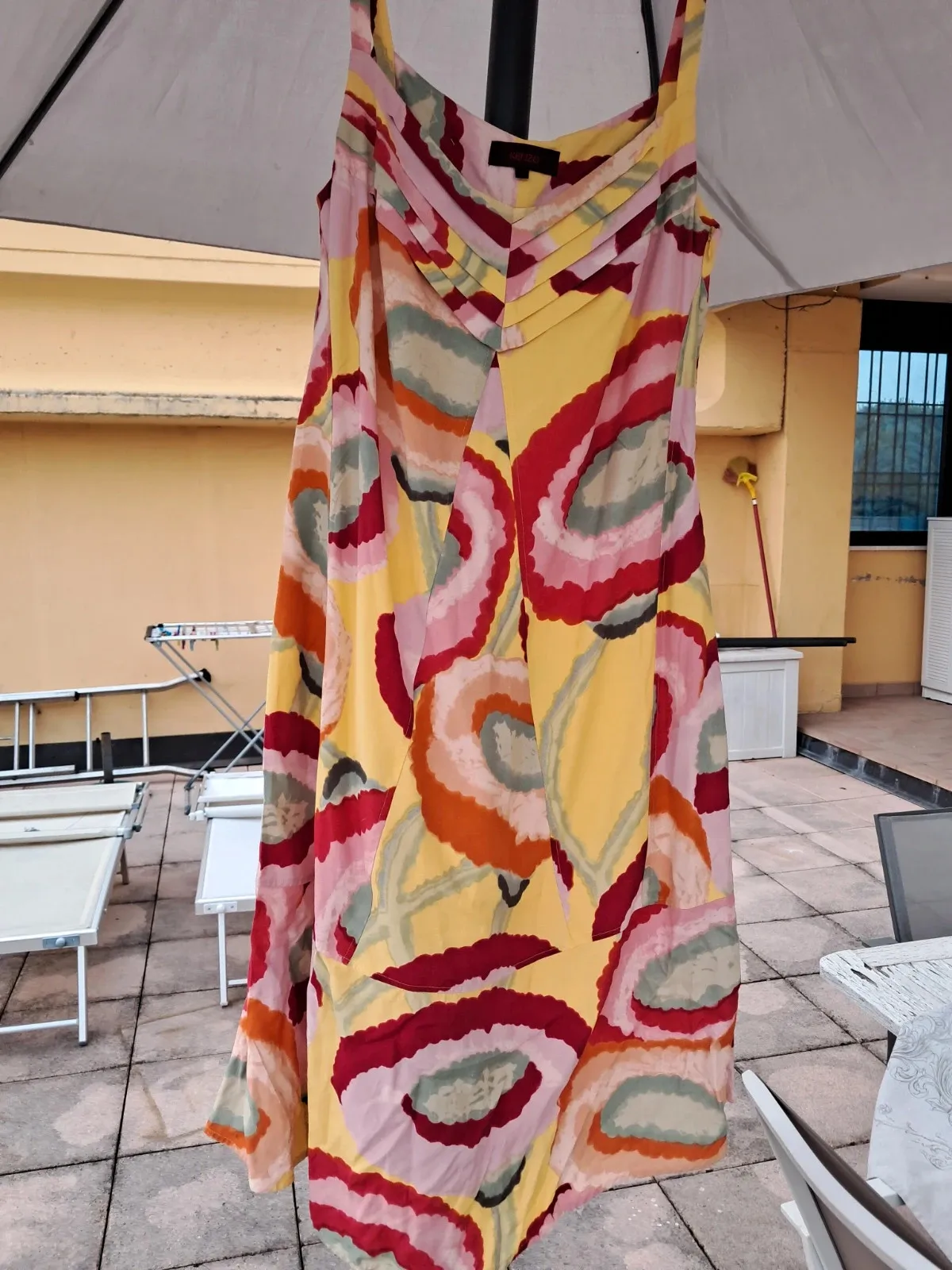 Dress with straps and pleating on the chest, flaring out with excellent seams; flared and pleated at the back too, with two pockets and a side zip 1
