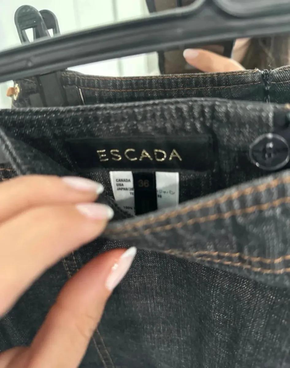 Jupe en jean Escada noire, taille 36, avec détails de lacets latéraux. Une pièce vintage intemporelle en excellent état. 2