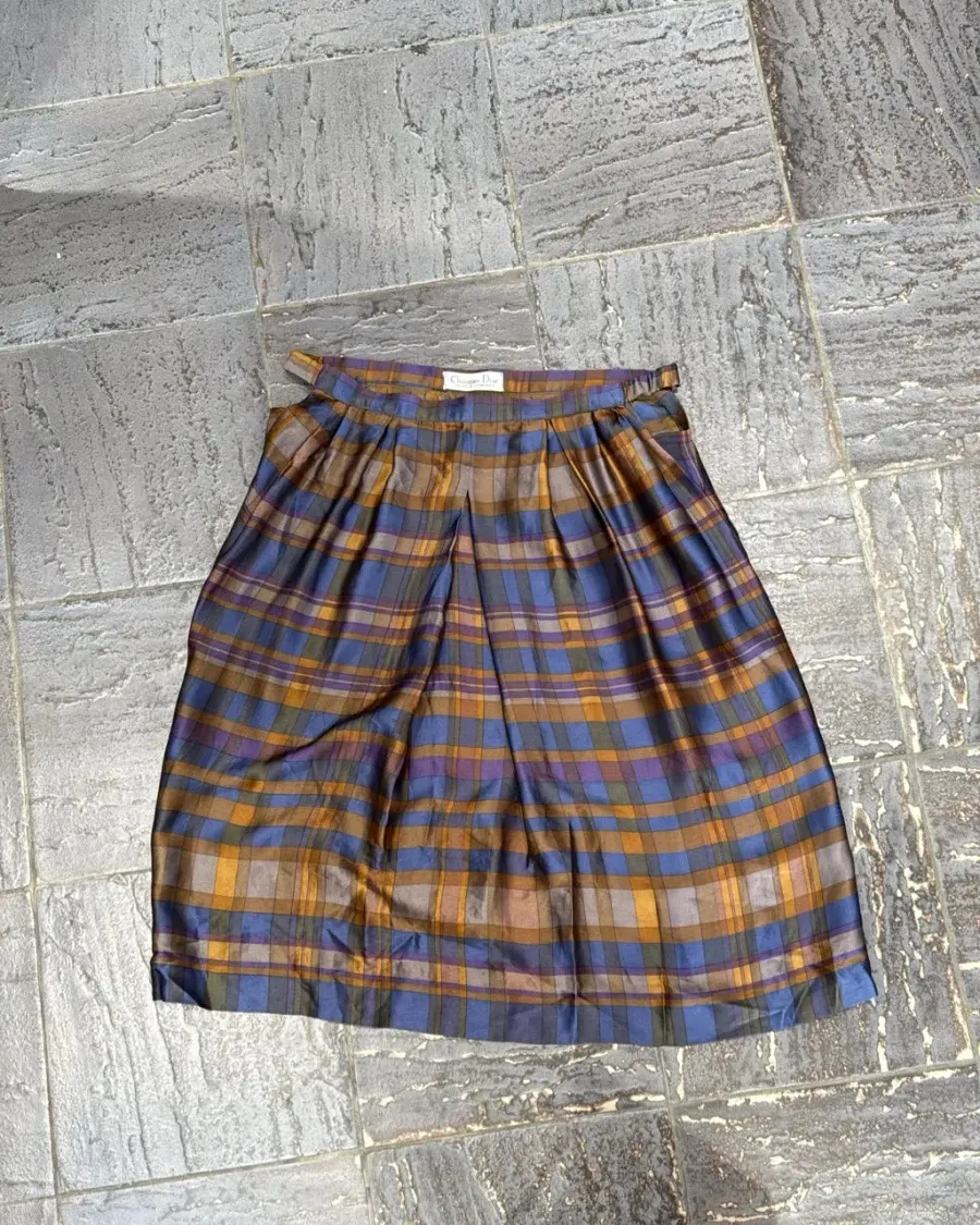 Jupe midi plissée Christian Dior à motif écossais multicolore. En Soie