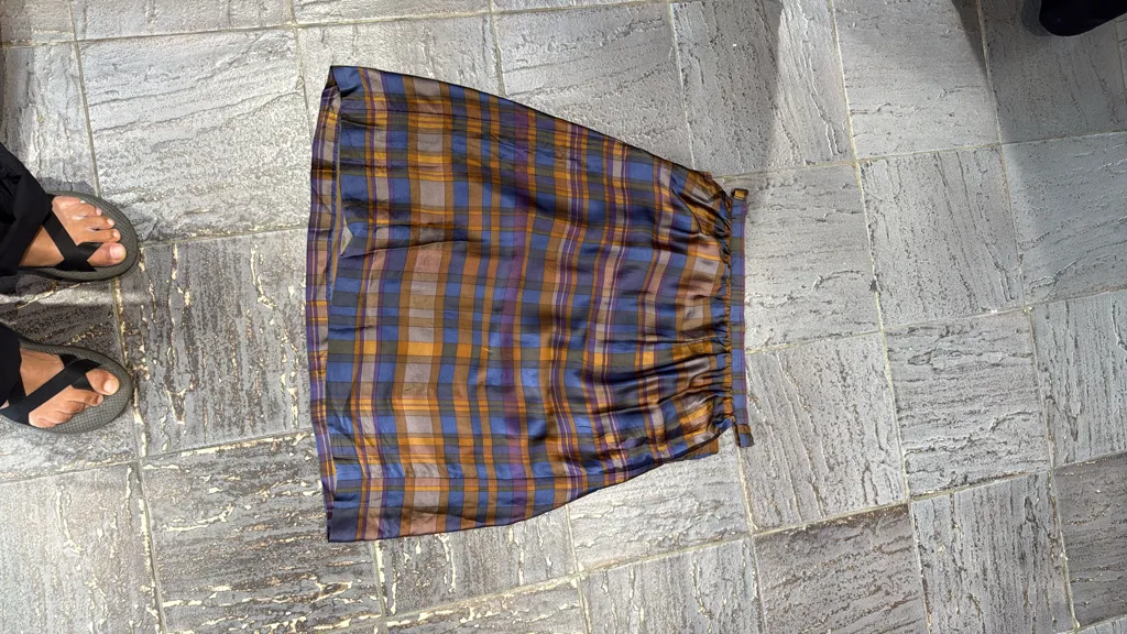 Jupe midi plissée Christian Dior à motif écossais multicolore. En Soie 4