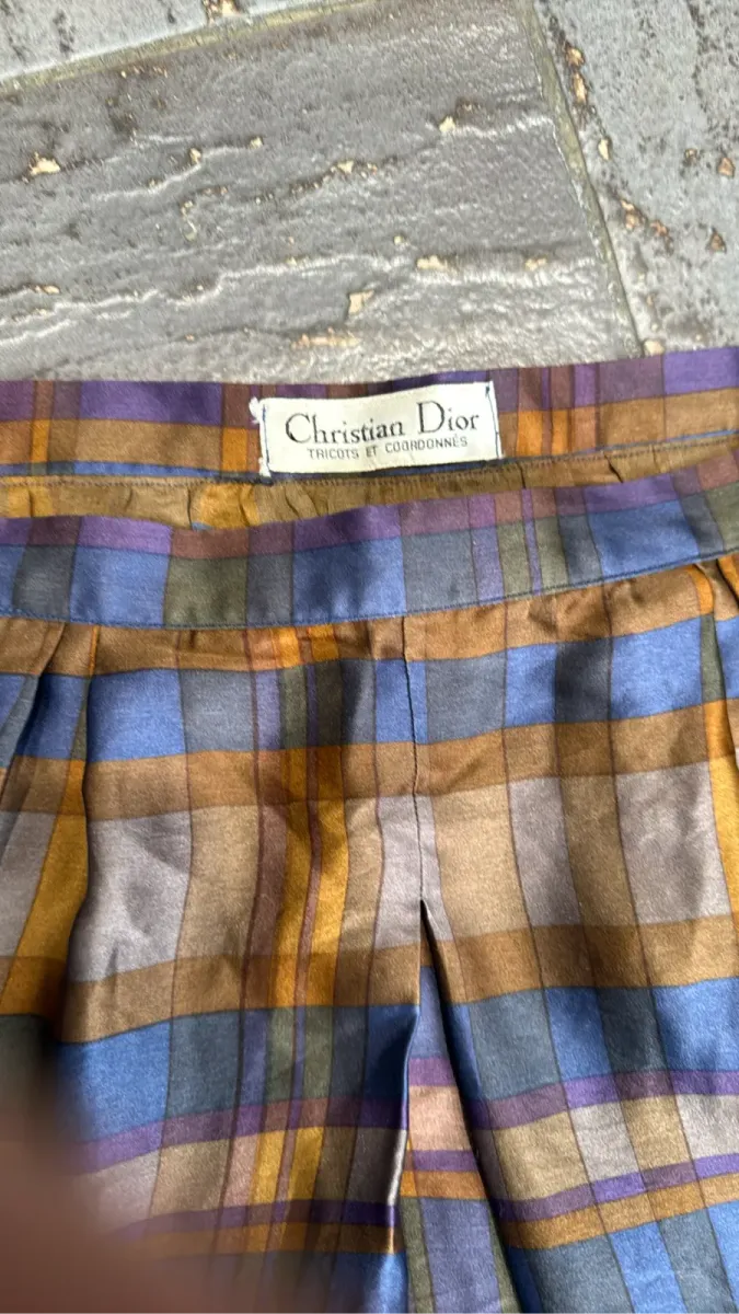 Jupe midi plissée Christian Dior à motif écossais multicolore. En Soie 3