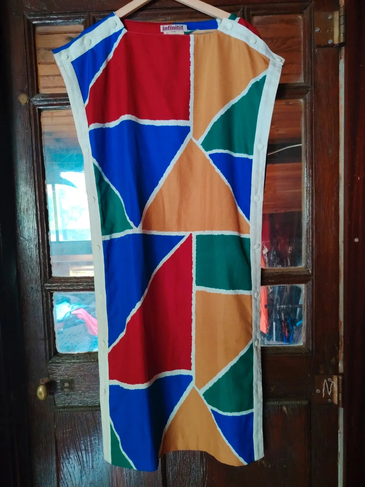 Vintage midi dress by Infinitif. Shows a few signs of age (loose threads), easily tidied up with sharp scissors. Can be belted with the matching belt — once belted the threads are invisible. Snap buttons on both sides let you adjust the side slits. A beautiful piece. 1