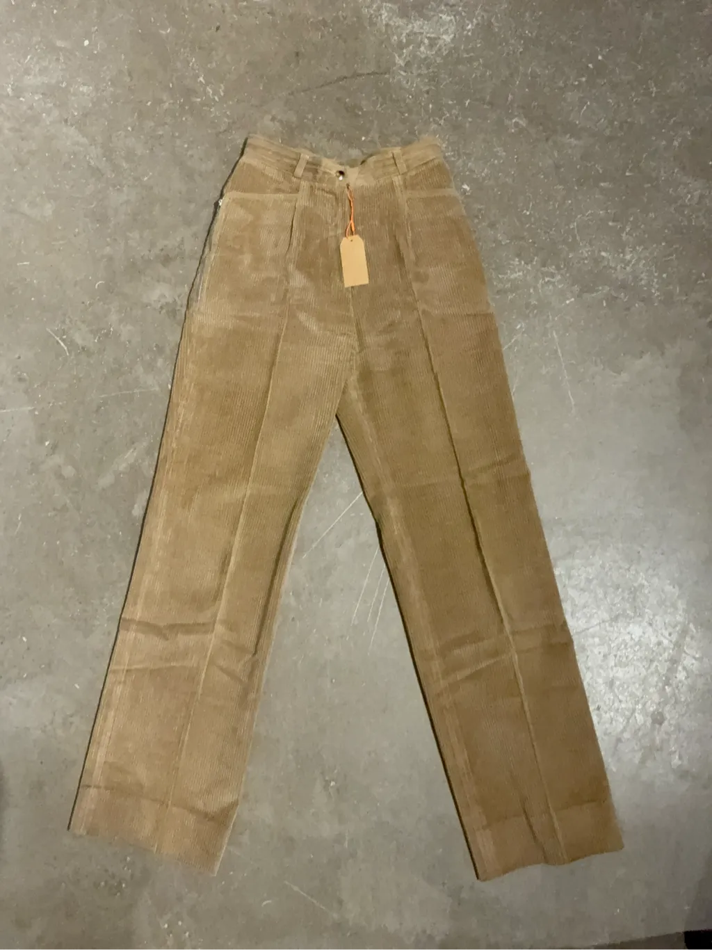 Pantalon en velours côtelé beige à jambes larges, de la marque Geography et conçu par Jean-Charles de Castelbajac - Zip Riri