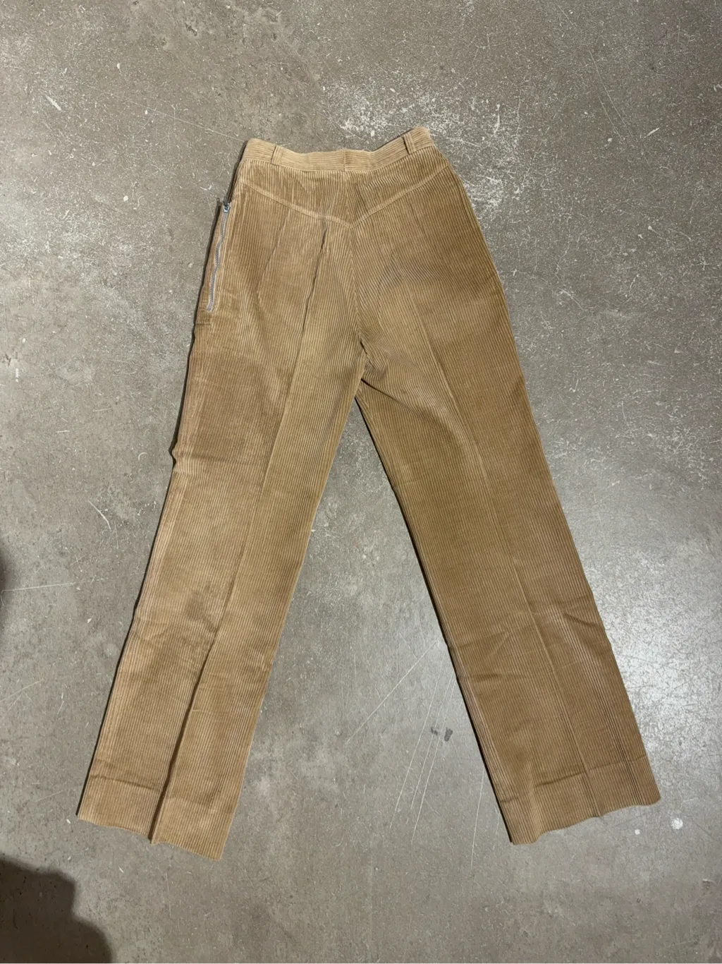 Pantalon en velours côtelé beige à jambes larges, de la marque Geography et conçu par Jean-Charles de Castelbajac - Zip Riri 2