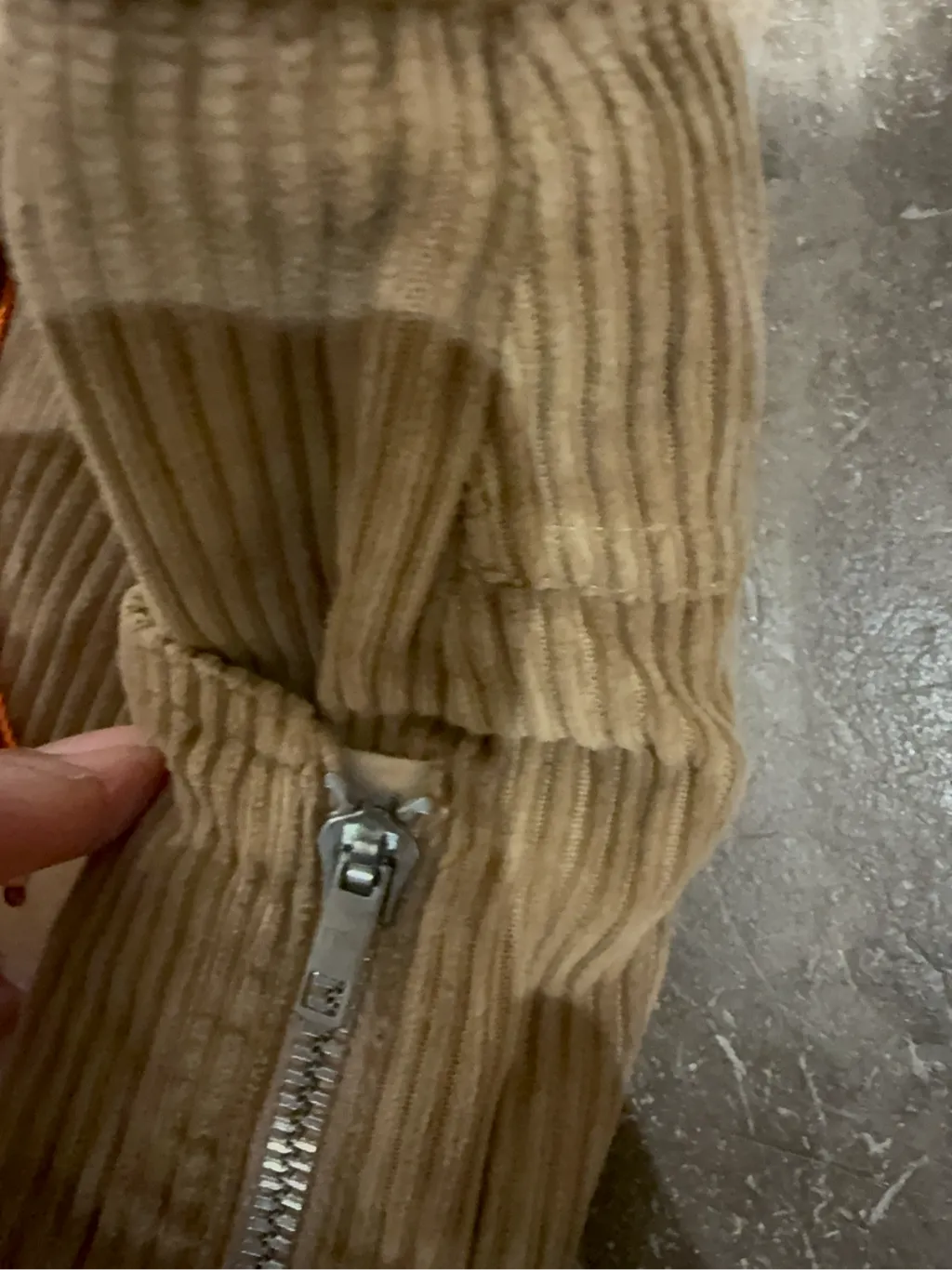 Pantalon en velours côtelé beige à jambes larges, de la marque Geography et conçu par Jean-Charles de Castelbajac - Zip Riri 8