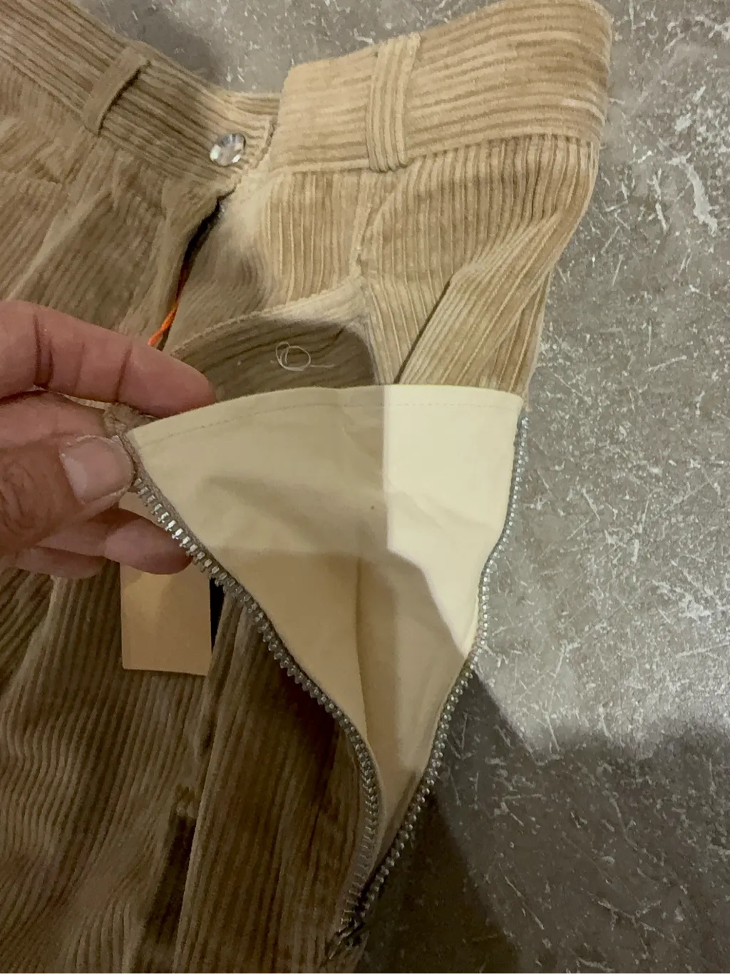 Pantalon en velours côtelé beige à jambes larges, de la marque Geography et conçu par Jean-Charles de Castelbajac - Zip Riri 9