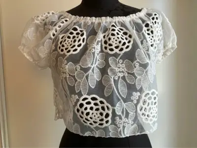 Crop top dentelle fantaisie,à porter seul ou en superposition 
Très frais et délicat ! 
Allez voir mon dressing :pour 2 articles achetés je vous offre le bijou de votre choix !