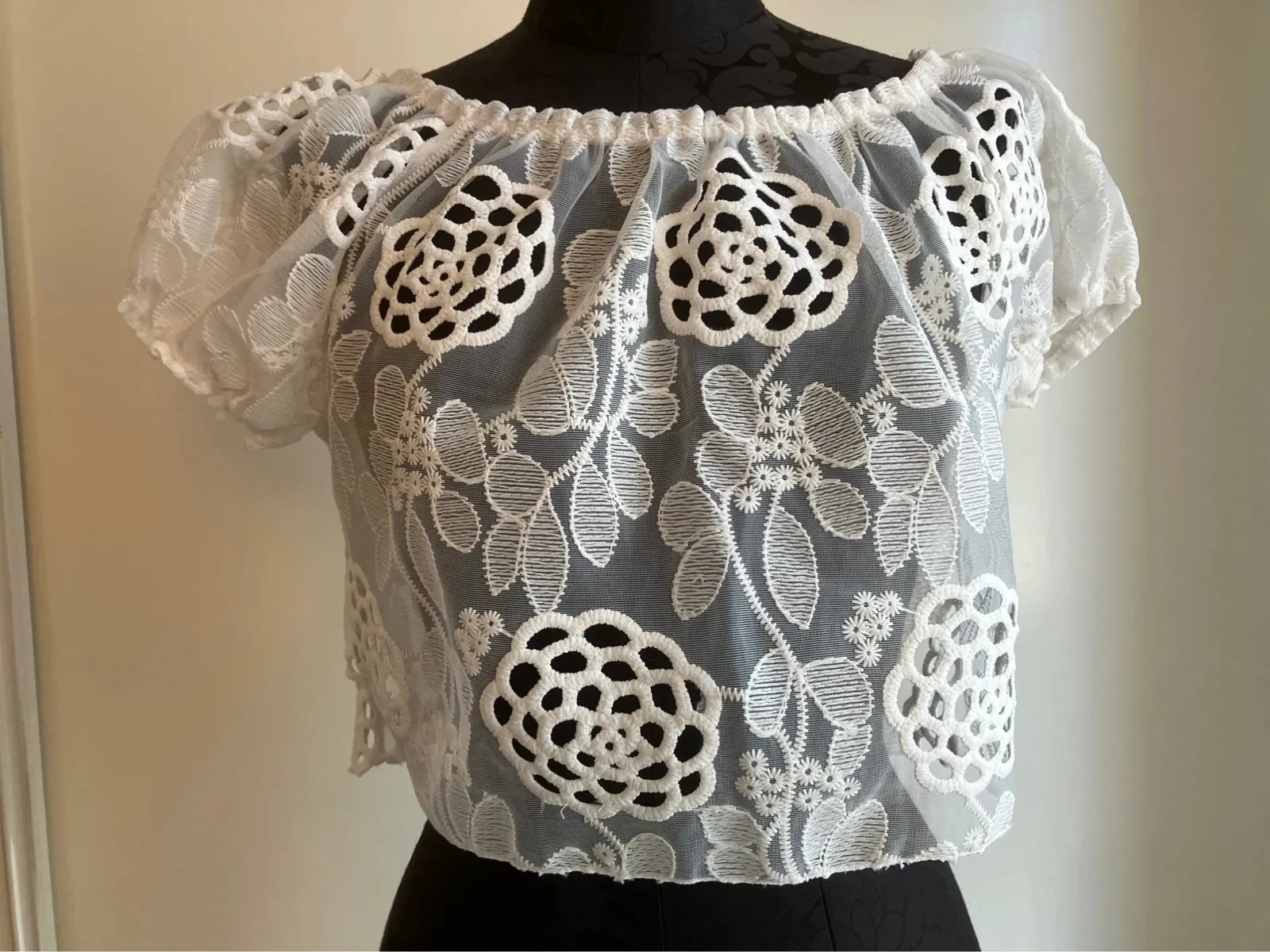 Delicate lace crop top, to wear on its own or layered.
Fresh and delicate!