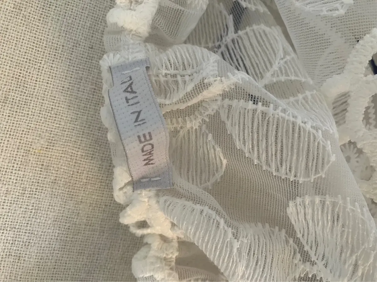 Crop top dentelle fantaisie,à porter seul ou en superposition
Très frais et délicat !
Allez voir mon dressing :pour 2 articles achetés je vous offre le bijou de votre choix ! 4