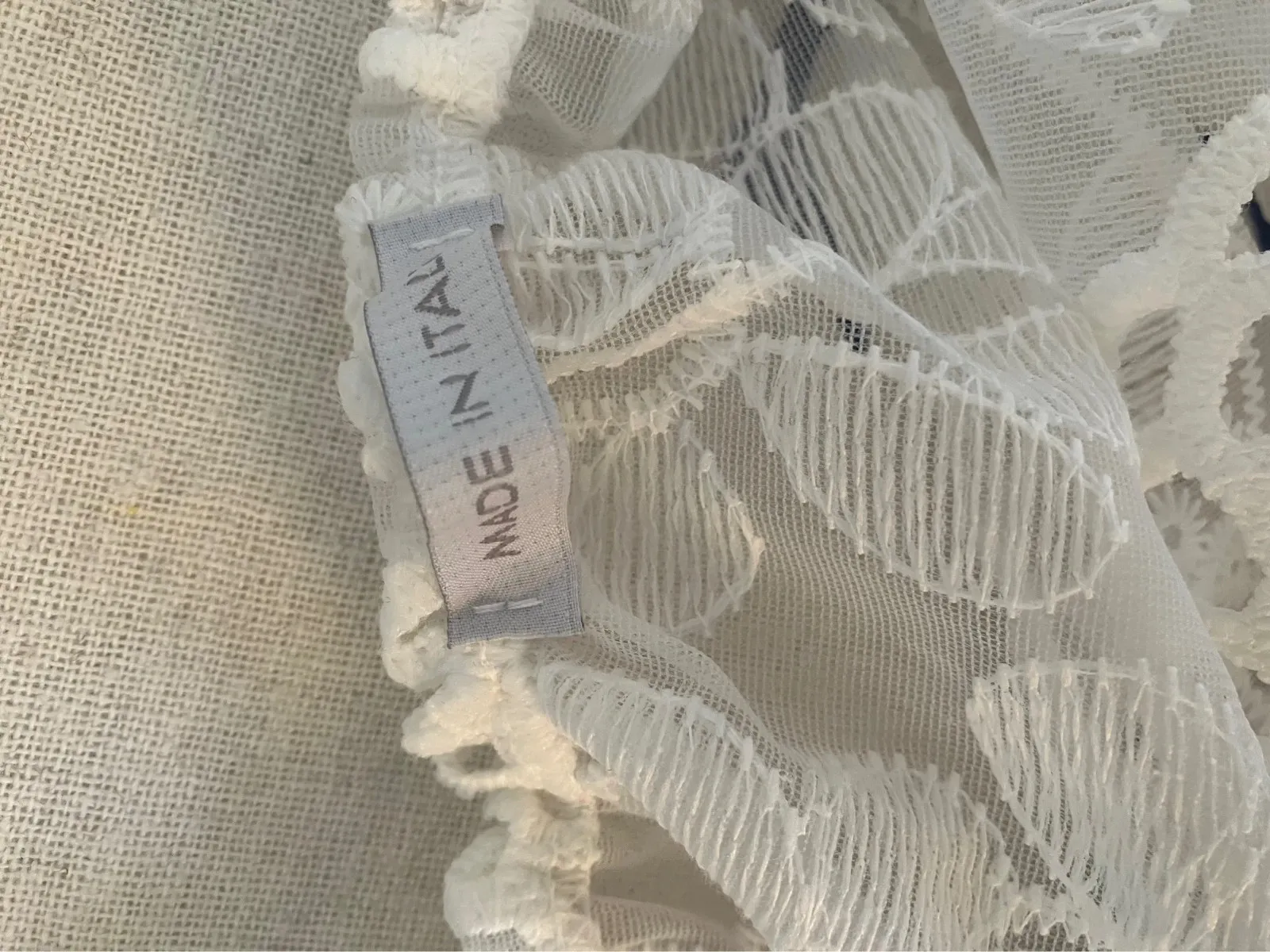 Delicate lace crop top, to wear on its own or layered.
Fresh and delicate! 4