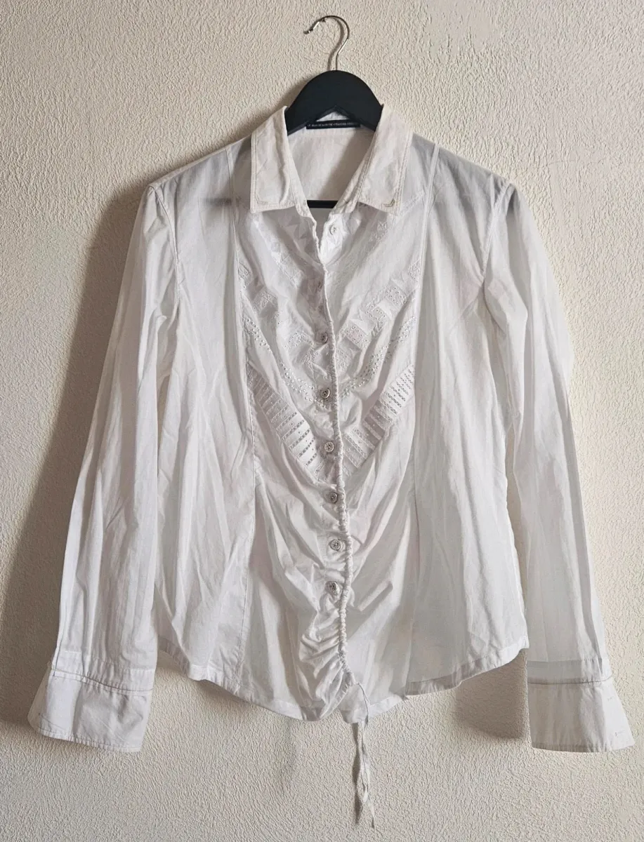 Chemise Marithé + François Girbaud modulable en coton blanc, taille L, une pièce vintage authentique et polyvalente.