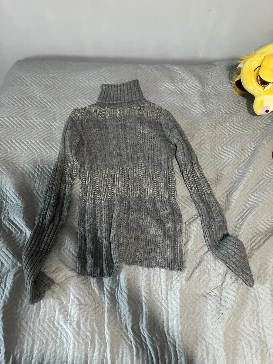 POSSI SCENDERE DI PREZZO!!!
maglione grigio Armani taglia M con dettagli 4