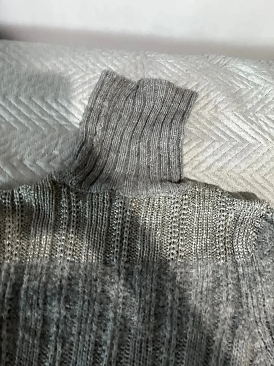 POSSI SCENDERE DI PREZZO!!!
maglione grigio Armani taglia M con dettagli 3