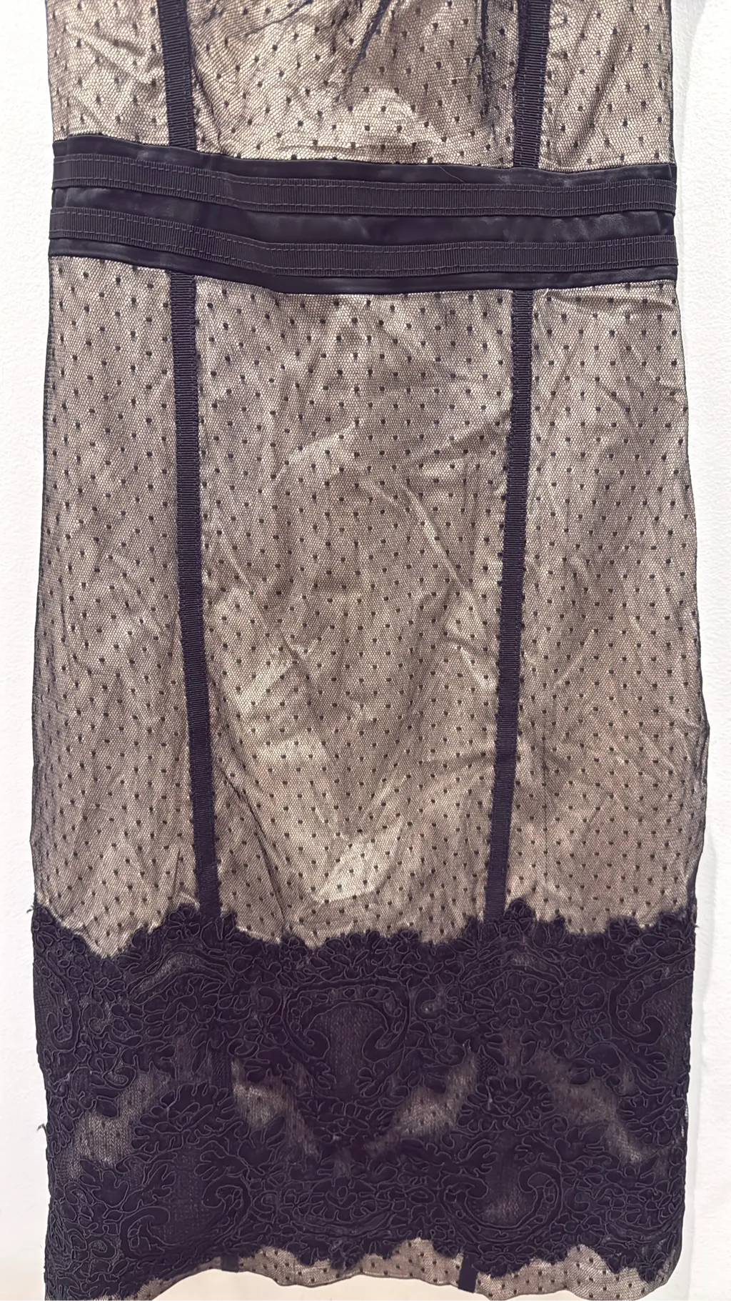 Robe courte noire Karen Millen à col halter, avec un empiècement en maille plumetis et une bordure en dentelle florale. 2