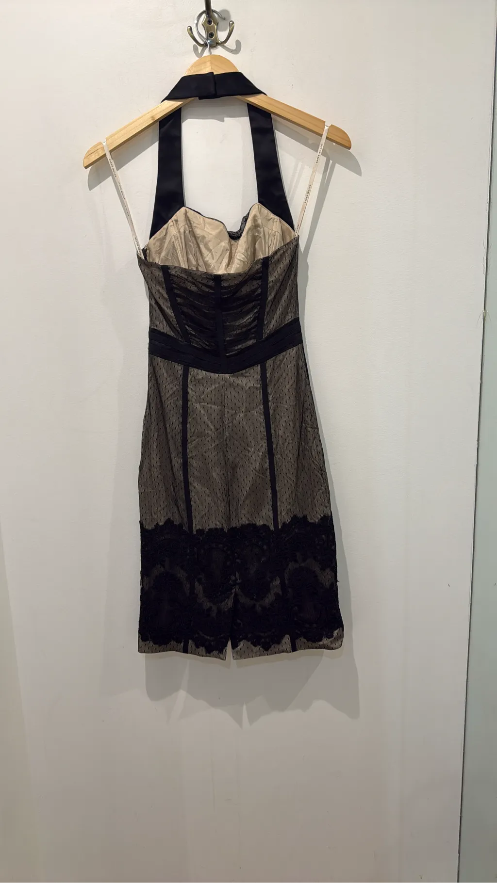 Robe courte noire Karen Millen à col halter, avec un empiècement en maille plumetis et une bordure en dentelle florale. 3