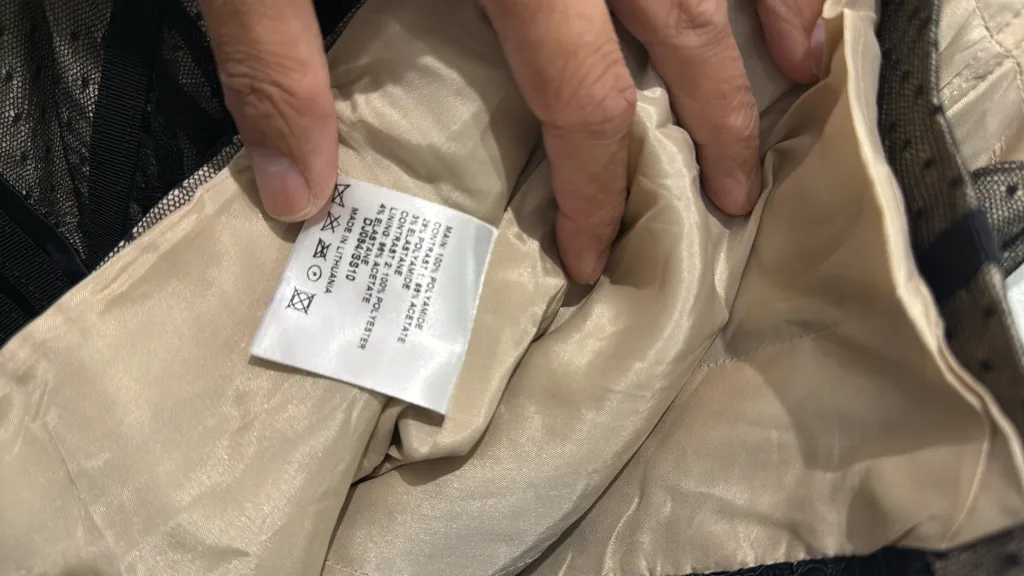 Robe courte noire Karen Millen à col halter, avec un empiècement en maille plumetis et une bordure en dentelle florale. 5