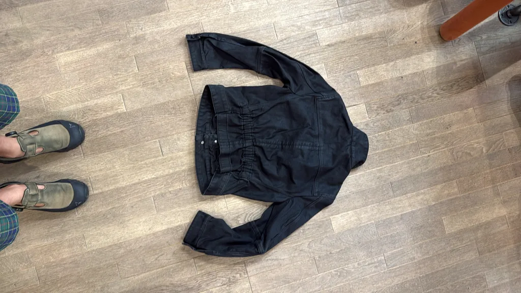 G-Star Raw black denim jacket, straight cut with stand-up collar and buttoned flap pockets. 4