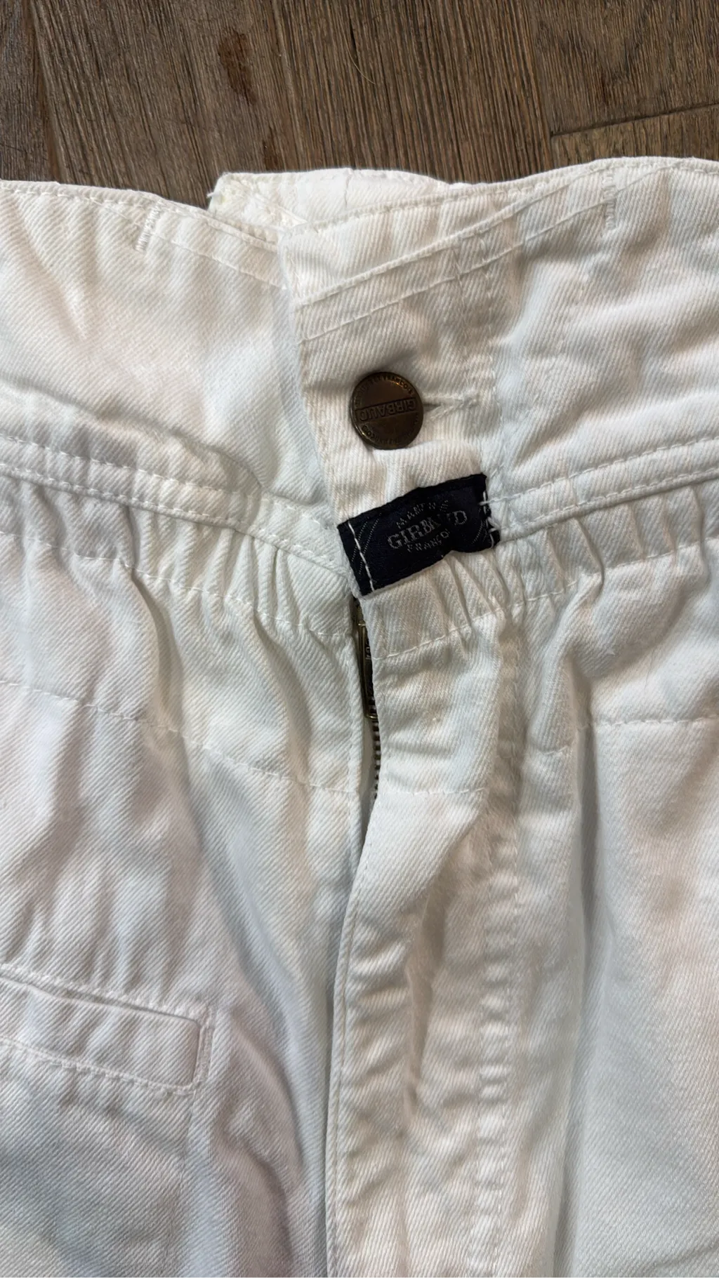 Pantalon large blanc Pont Marin en coton de la marque Marithé + François Girbaud, avec des détails boutonnés sur les côtés 2