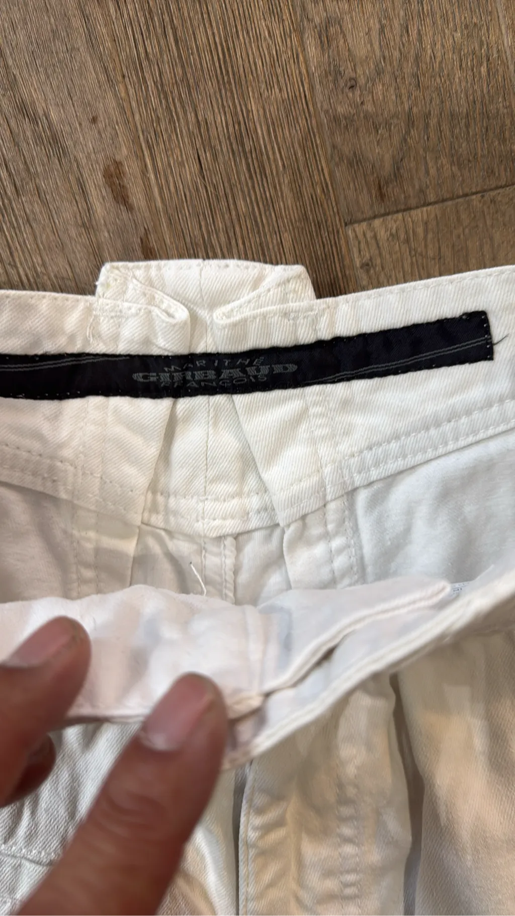 Pantalon large blanc Pont Marin en coton de la marque Marithé + François Girbaud, avec des détails boutonnés sur les côtés 3