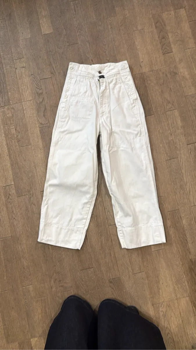Pantalon large blanc Pont Marin en coton de la marque Marithé + François Girbaud, avec des détails boutonnés sur les côtés