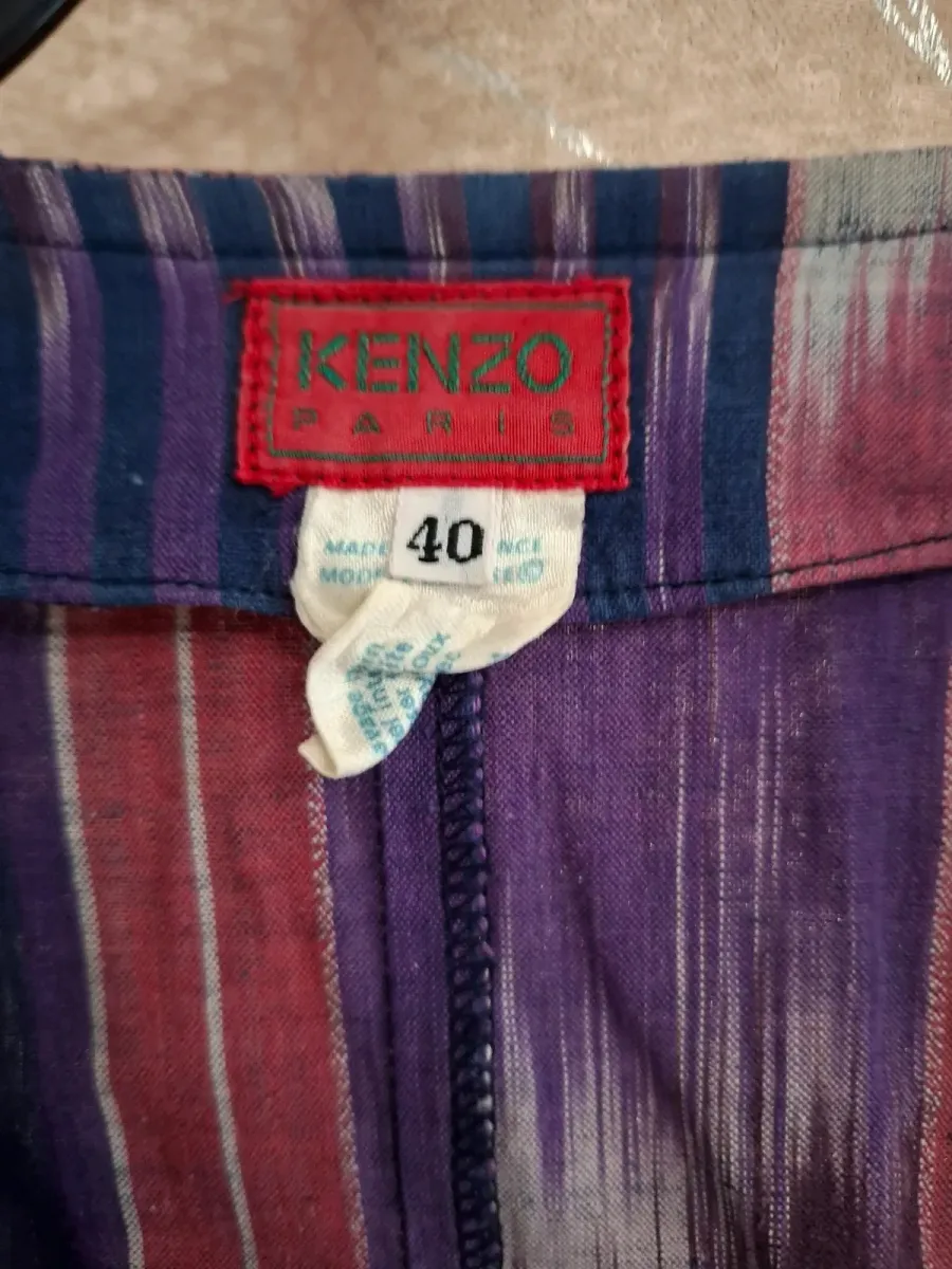 Haut kenzo 40 très bonne etat
Légèrement tâcher voir photo 2