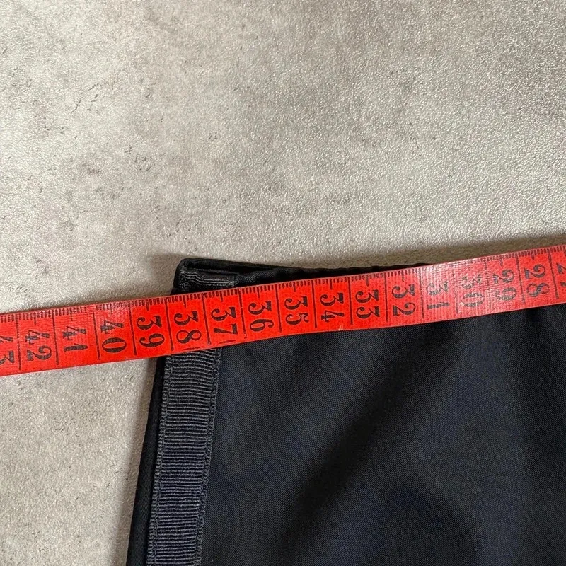 ❗️Merci de bien vérifier les mesures sur les dernières photos avant d’acheter❗️ Jupe tablier multi-poches Cop Copine Vintage années 2000 Belle coupe 3 poches sur le côté Pression pour fermer à la taille Légère et agréable à porter Taille L (40 FR) indiquée sur l’étiquette, mais je recommande plutôt pour un M (38 FR) > voir mesures en photos 14