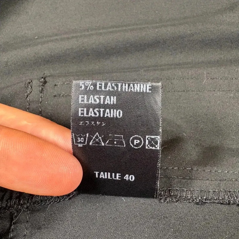 ❗️Merci de bien vérifier les mesures sur les dernières photos avant d’acheter❗️ Jupe tablier multi-poches Cop Copine Vintage années 2000 Belle coupe 3 poches sur le côté Pression pour fermer à la taille Légère et agréable à porter Taille L (40 FR) indiquée sur l’étiquette, mais je recommande plutôt pour un M (38 FR) > voir mesures en photos 13